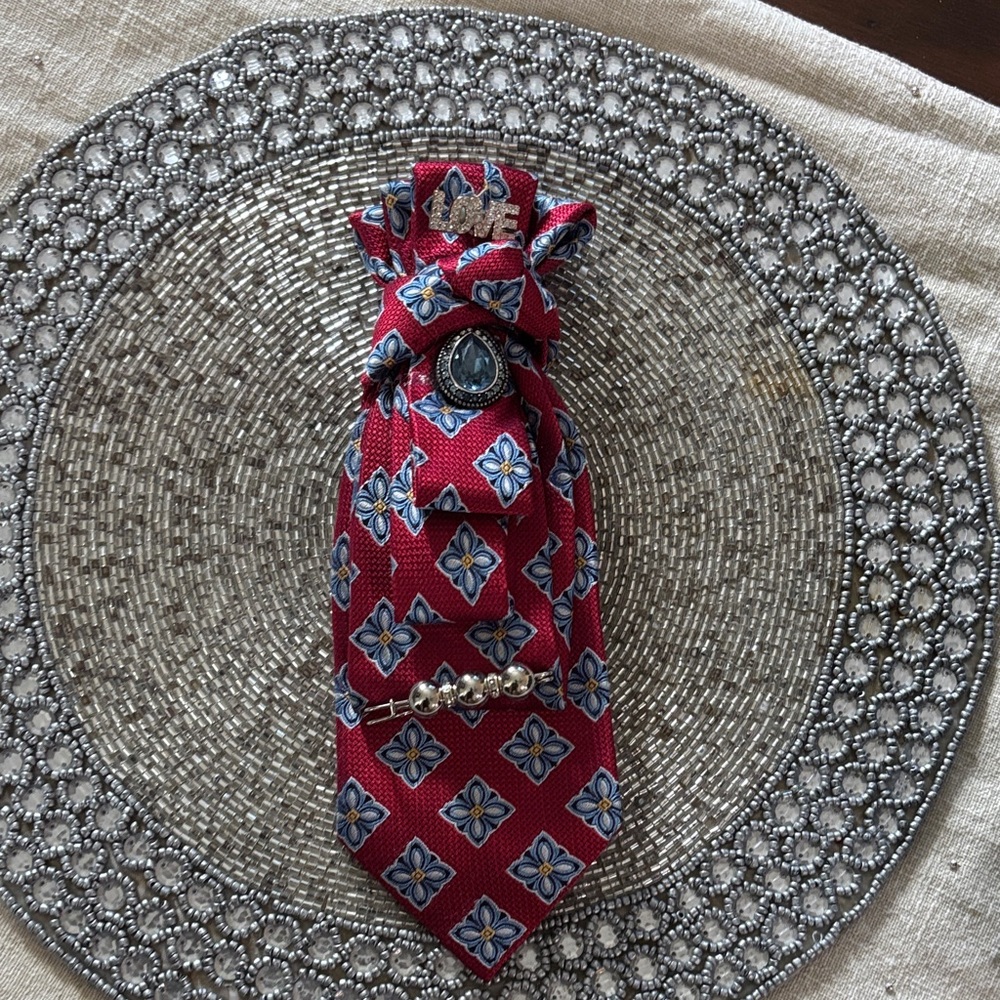 Elegant Red Patterned  Tie